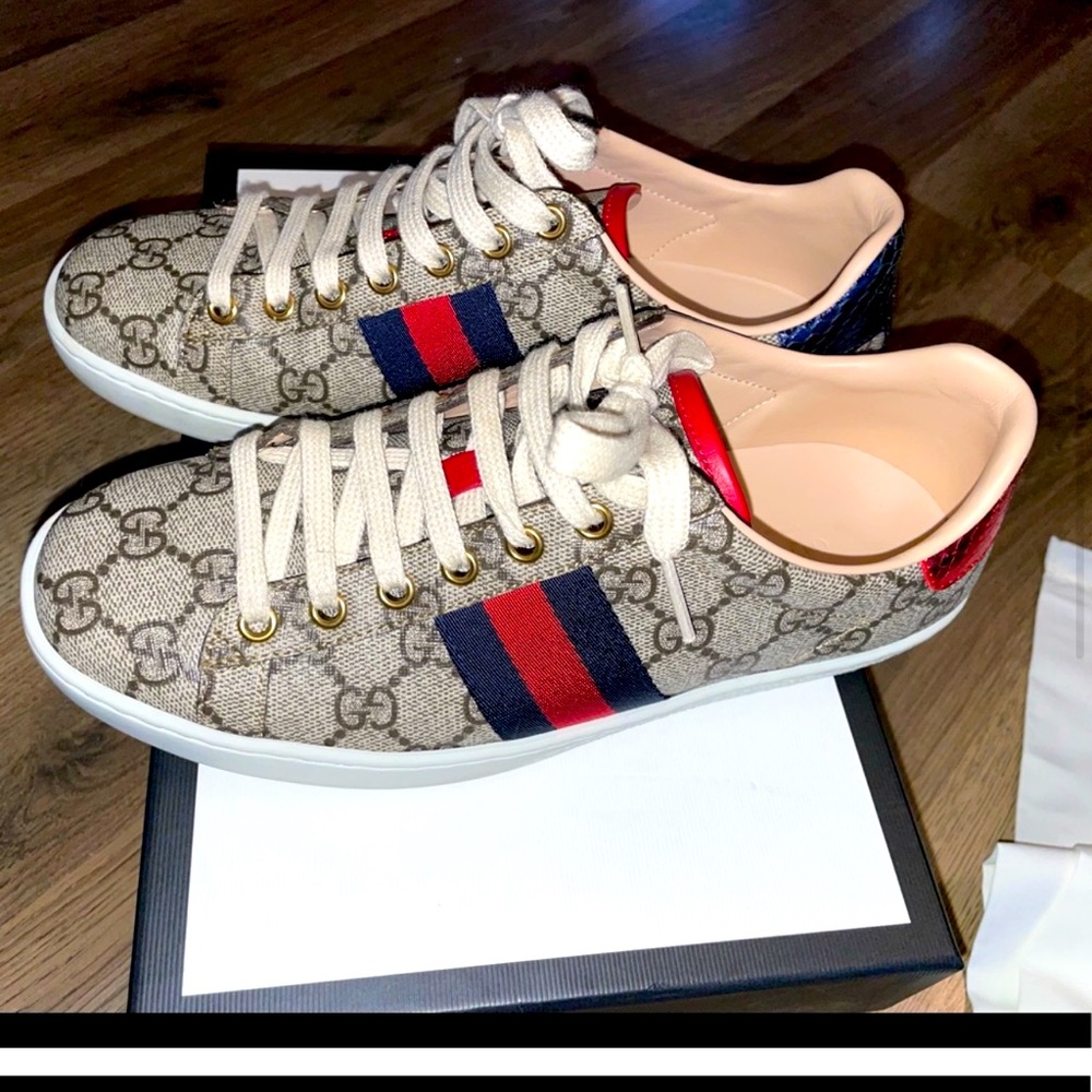 Like NEW!!!! Gucci tennis shoes